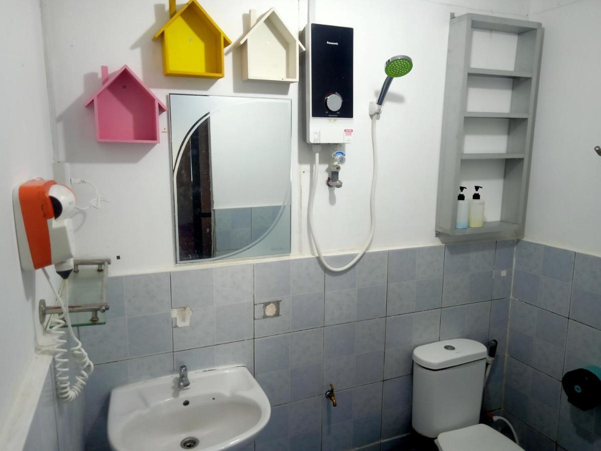 Tumombuvoi Homestay Tiga Papan Экстерьер фото